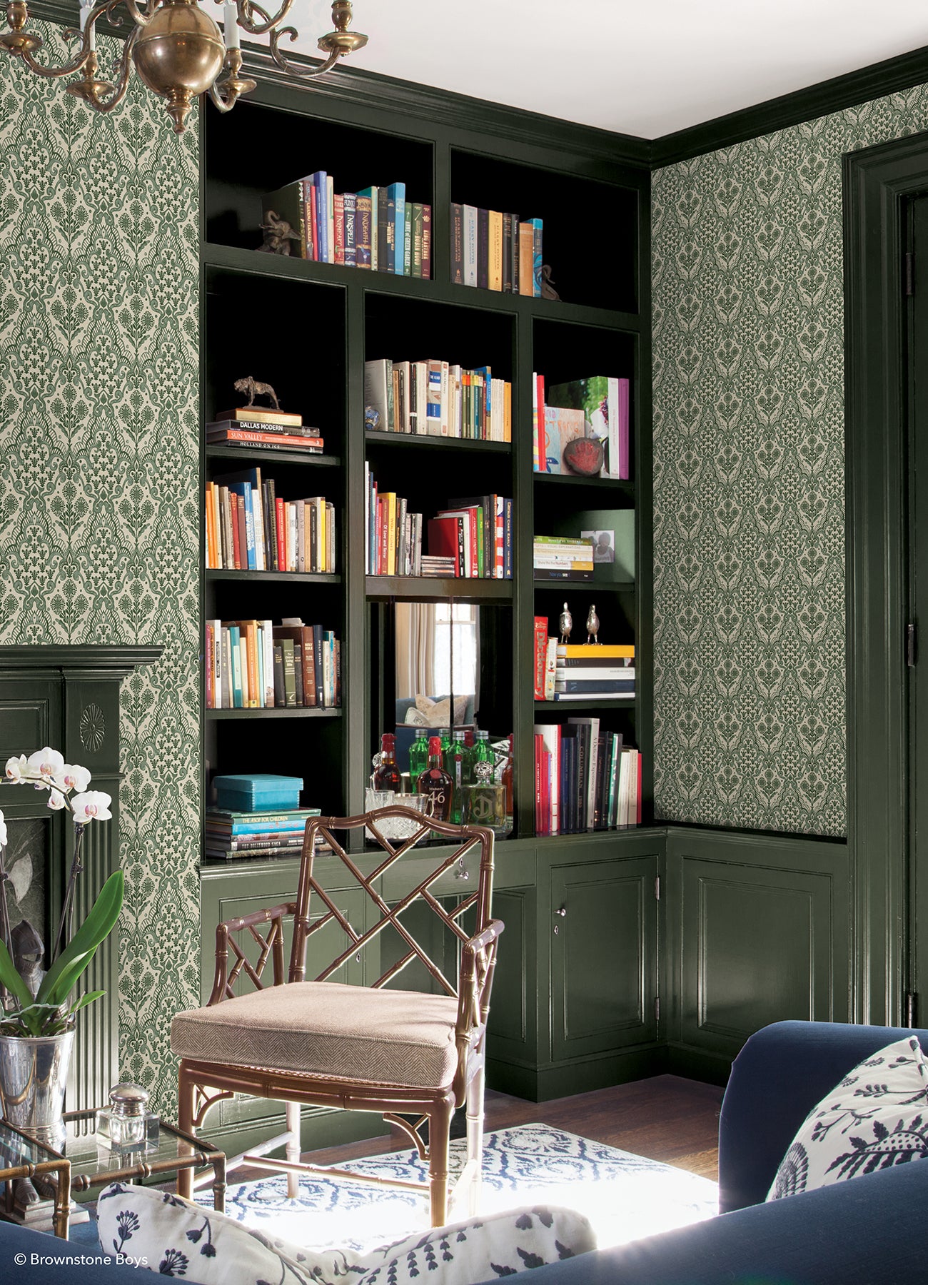 Brownstone Blooms P&S Wallpaper in a room setting