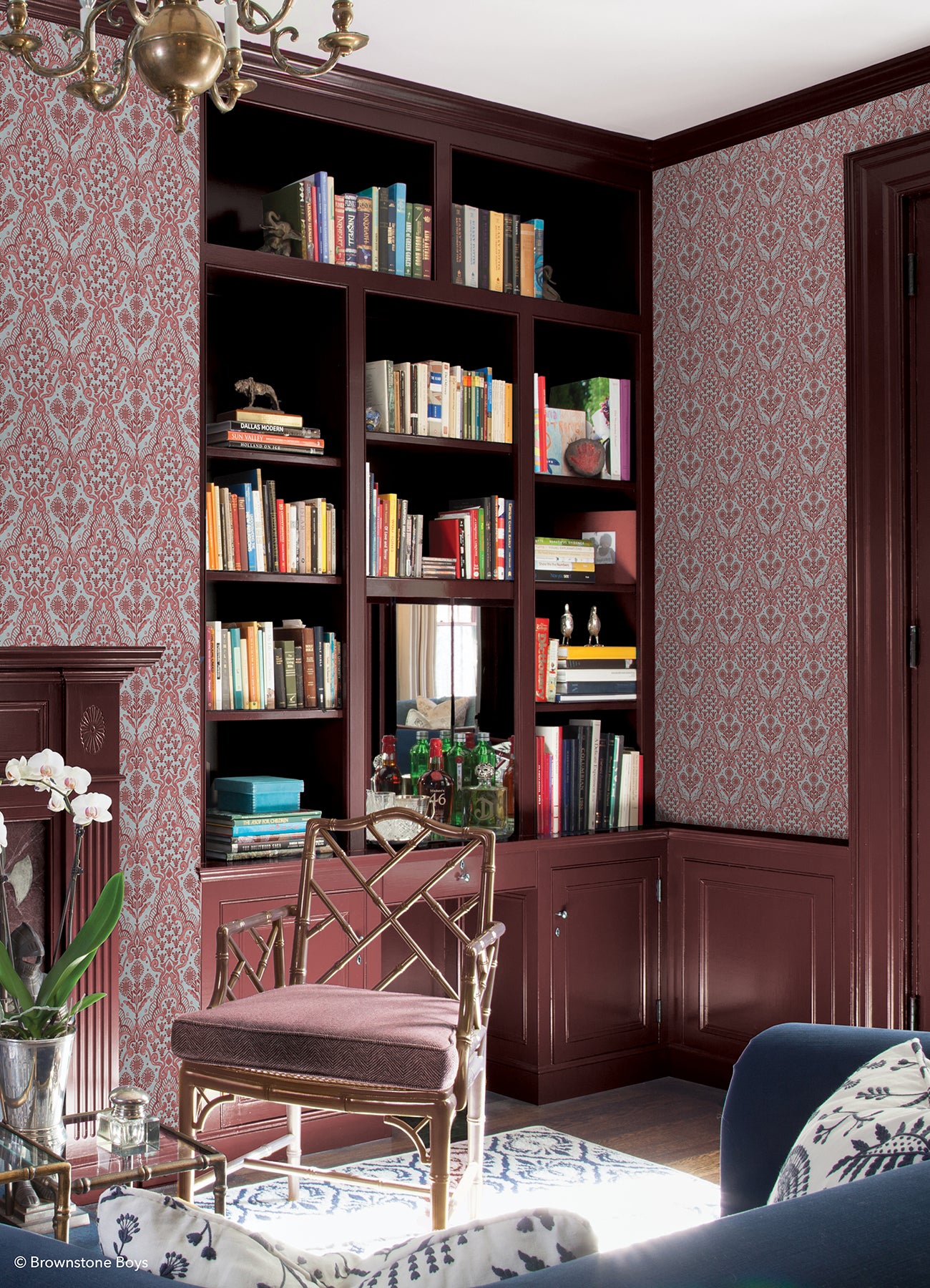 Brownstone Blooms P&S Wallpaper in a room setting