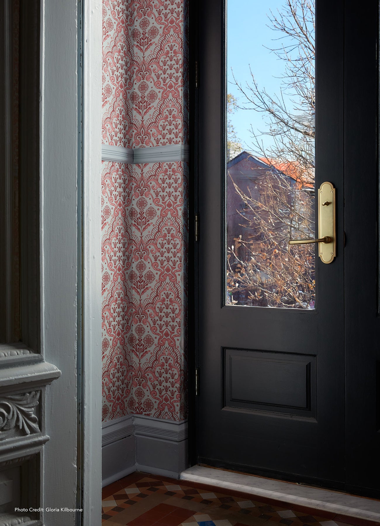 Brownstone Blooms P&S Wallpaper in a room setting