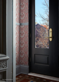 Brownstone Blooms P&S Wallpaper in a room setting