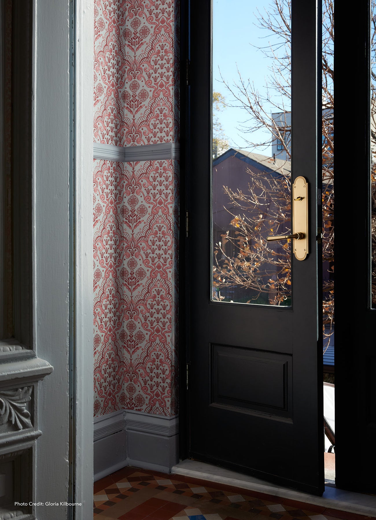 Brownstone Blooms P&S Wallpaper in a room setting