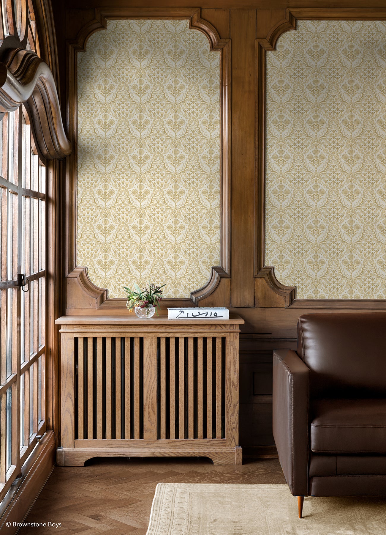 Brownstone Blooms P&S Wallpaper in a room setting