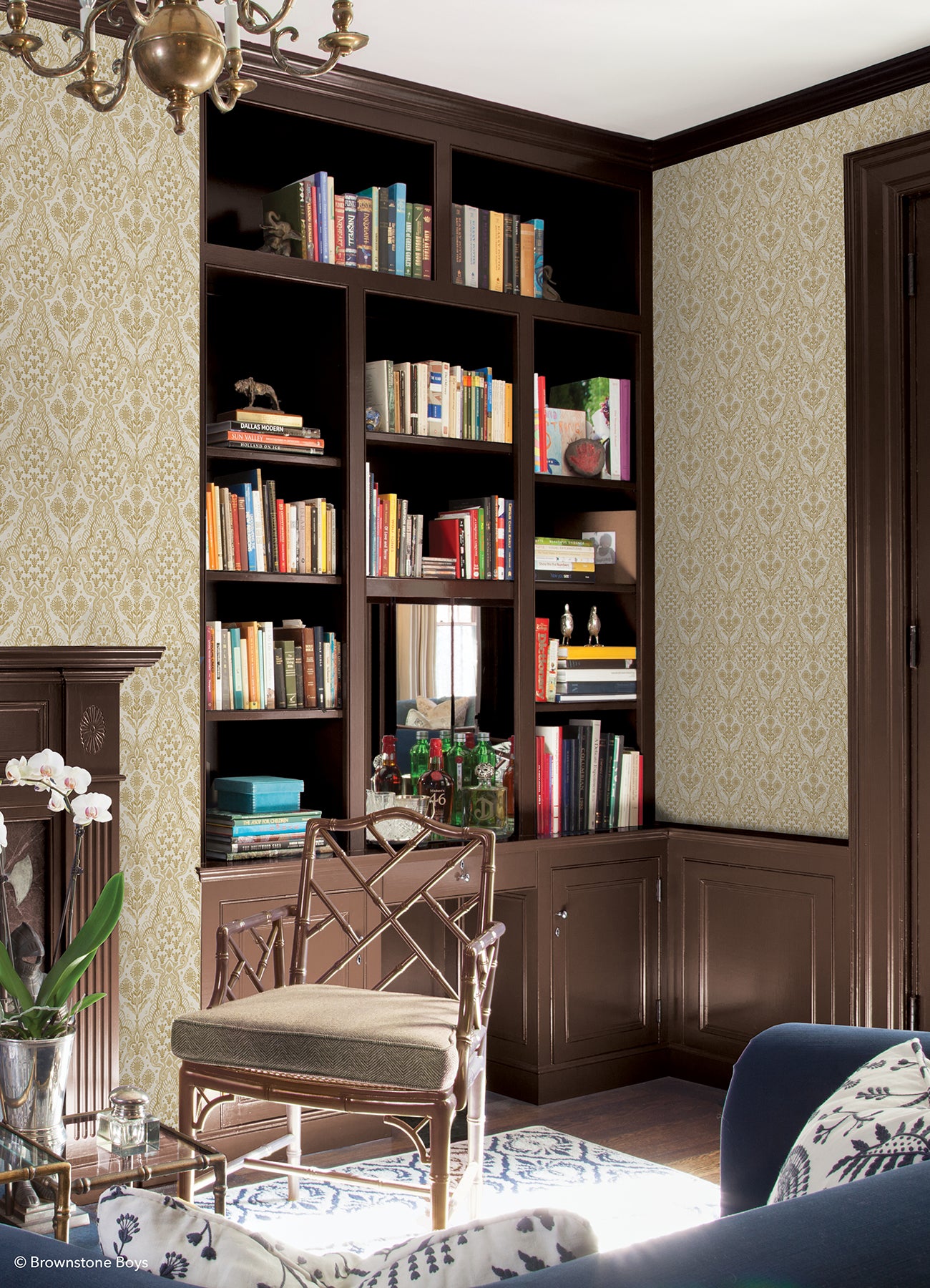Brownstone Blooms P&S Wallpaper in a room setting