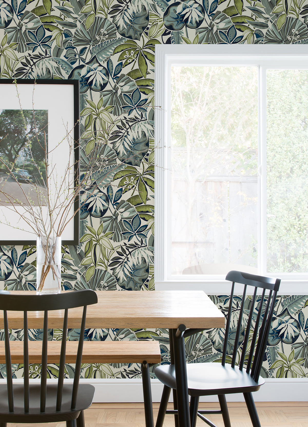 Feuilles P&S Wallpaper in a room setting