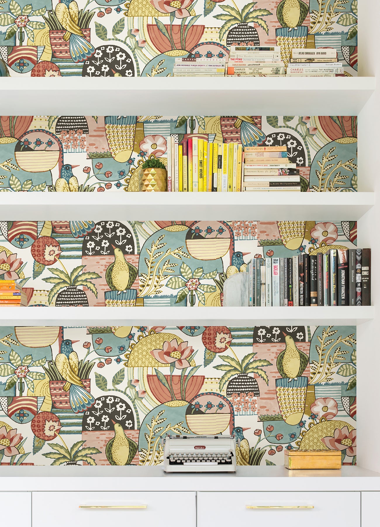 Avriel P&S Wallpaper in a room setting