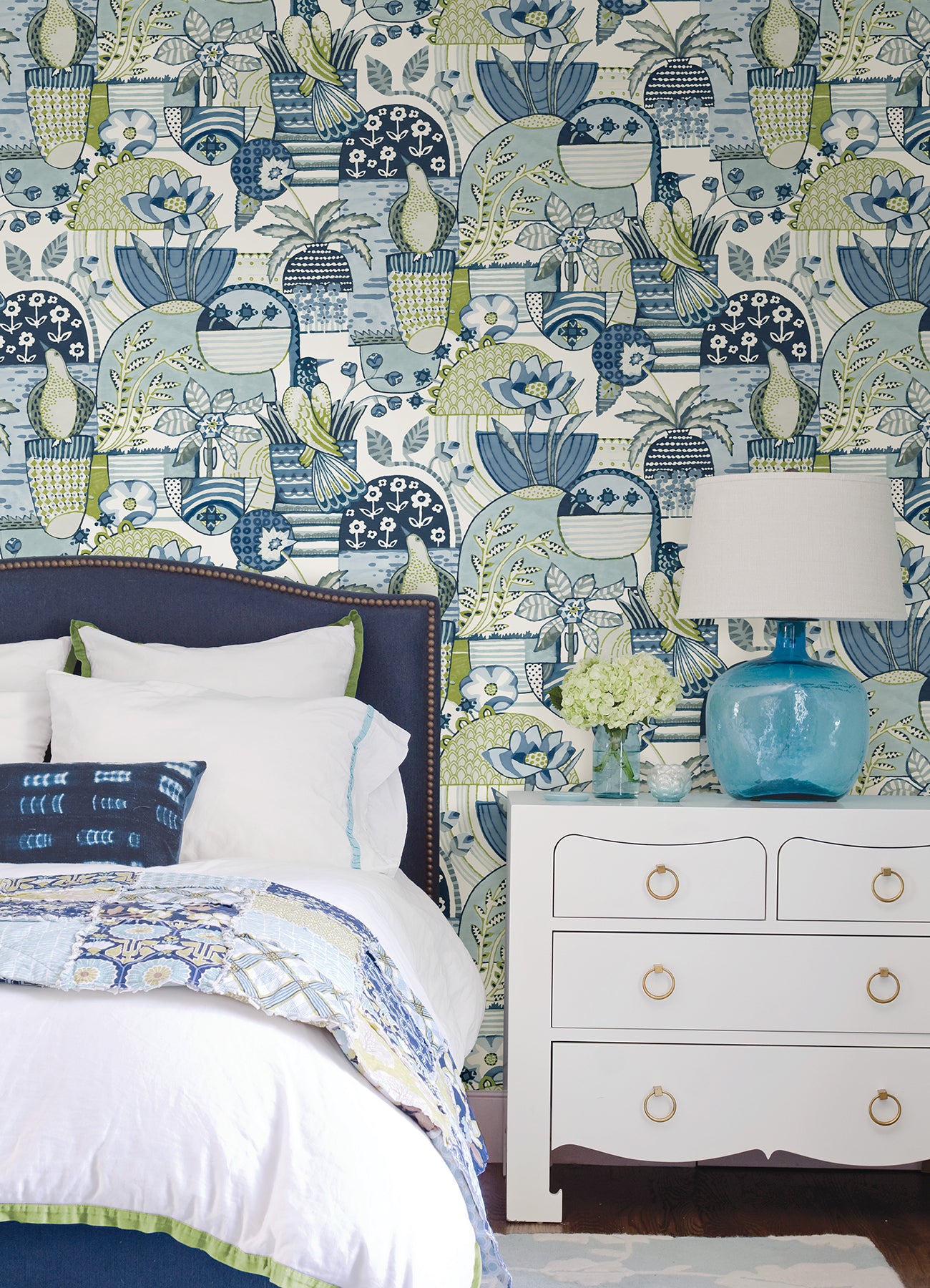 Avriel P&S Wallpaper in a room setting