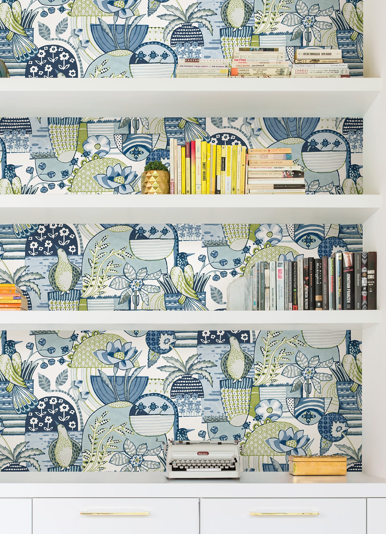 Avriel P&S Wallpaper in a room setting