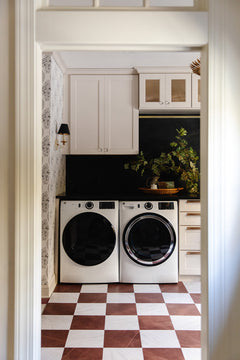 fp6333-peel-and-stick-floor-tile-room-scene-bathroom