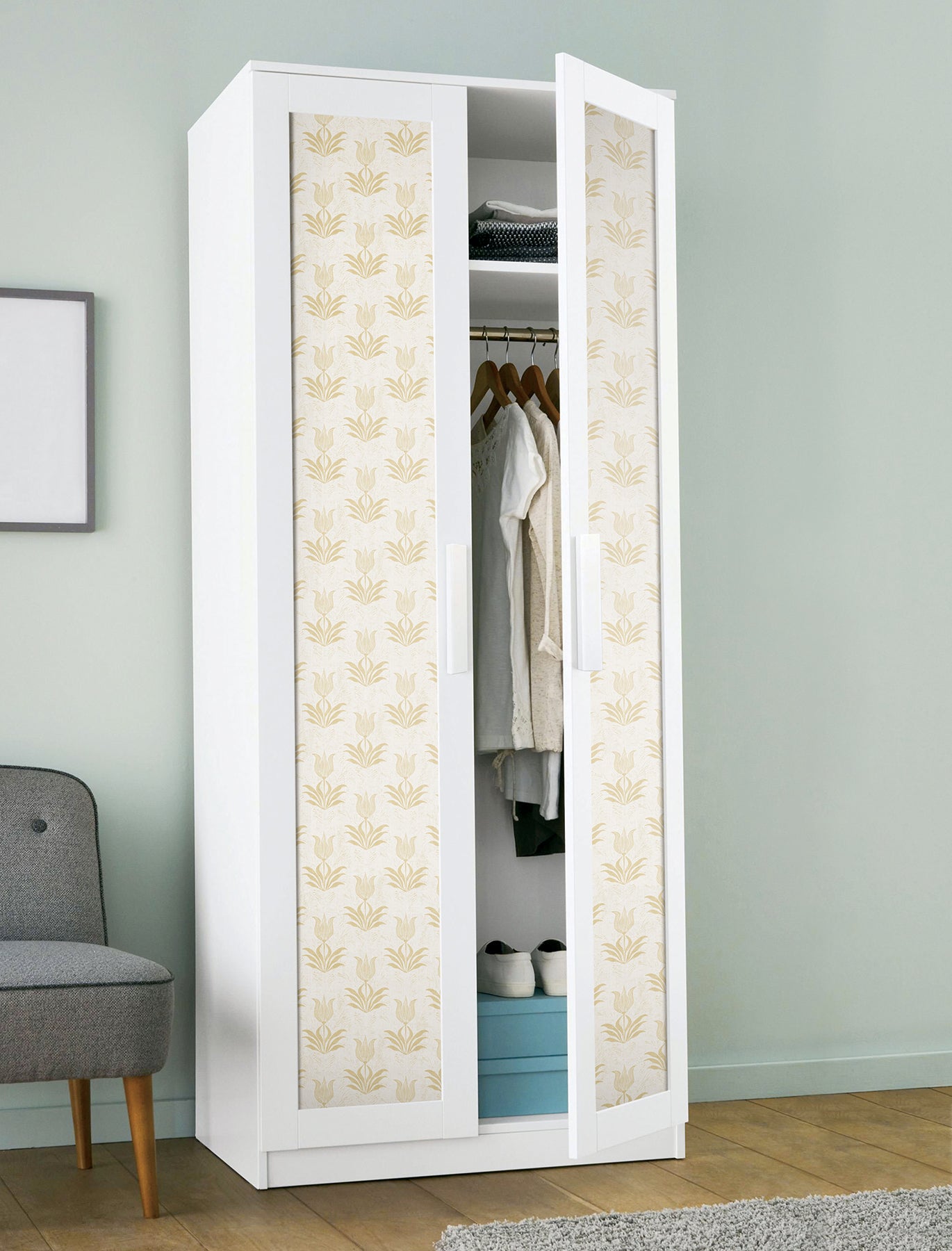 Parrot Tulip P&S Wallpaper in a room setting