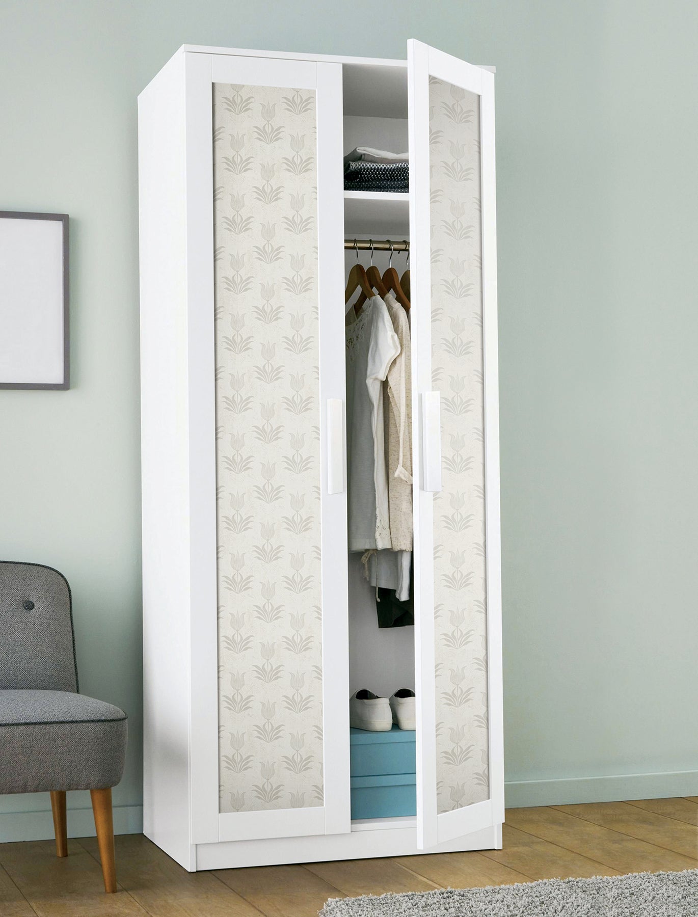 Parrot Tulip P&S Wallpaper in a room setting