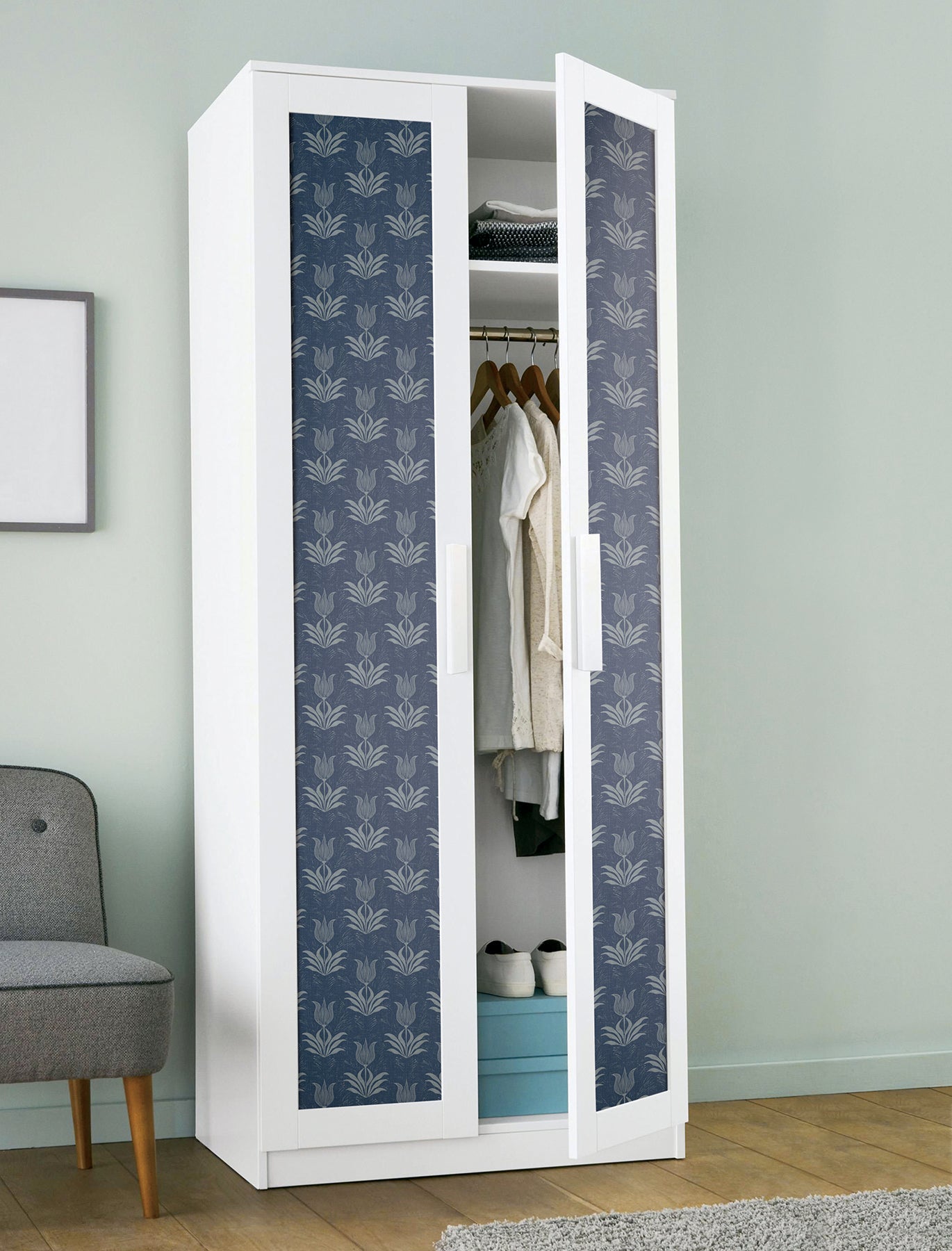 Parrot Tulip P&S Wallpaper in a room setting