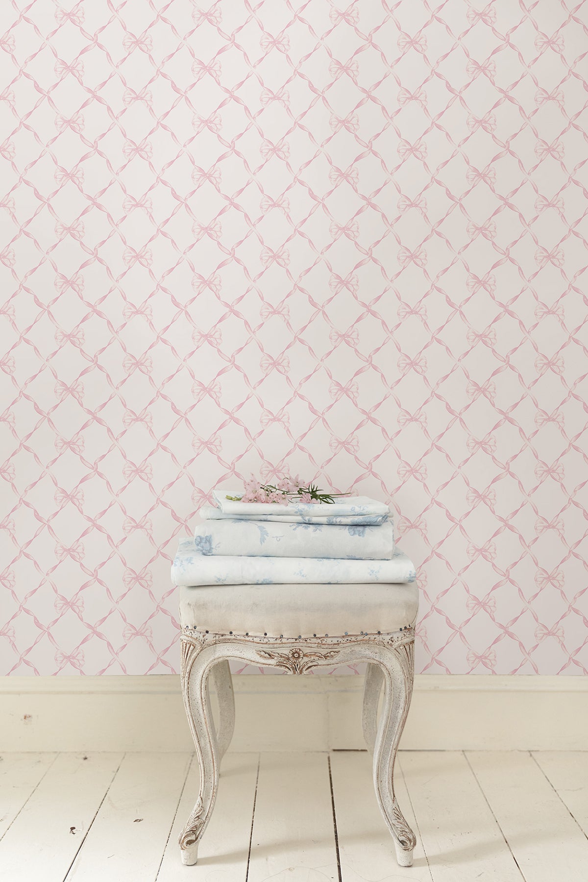 Baby Bow P&S Wallpaper in a room setting