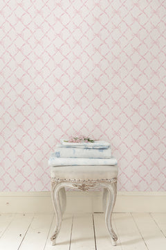 Baby Bow P&S Wallpaper in a room setting