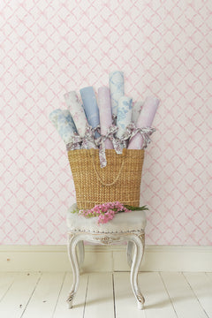 Baby Bow P&S Wallpaper in a room setting