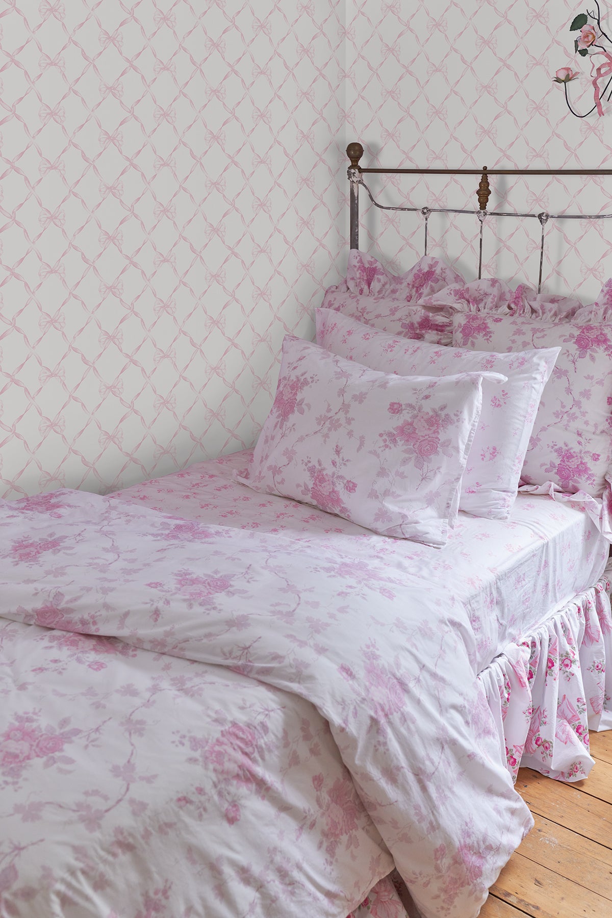 Baby Bow P&S Wallpaper in a room setting