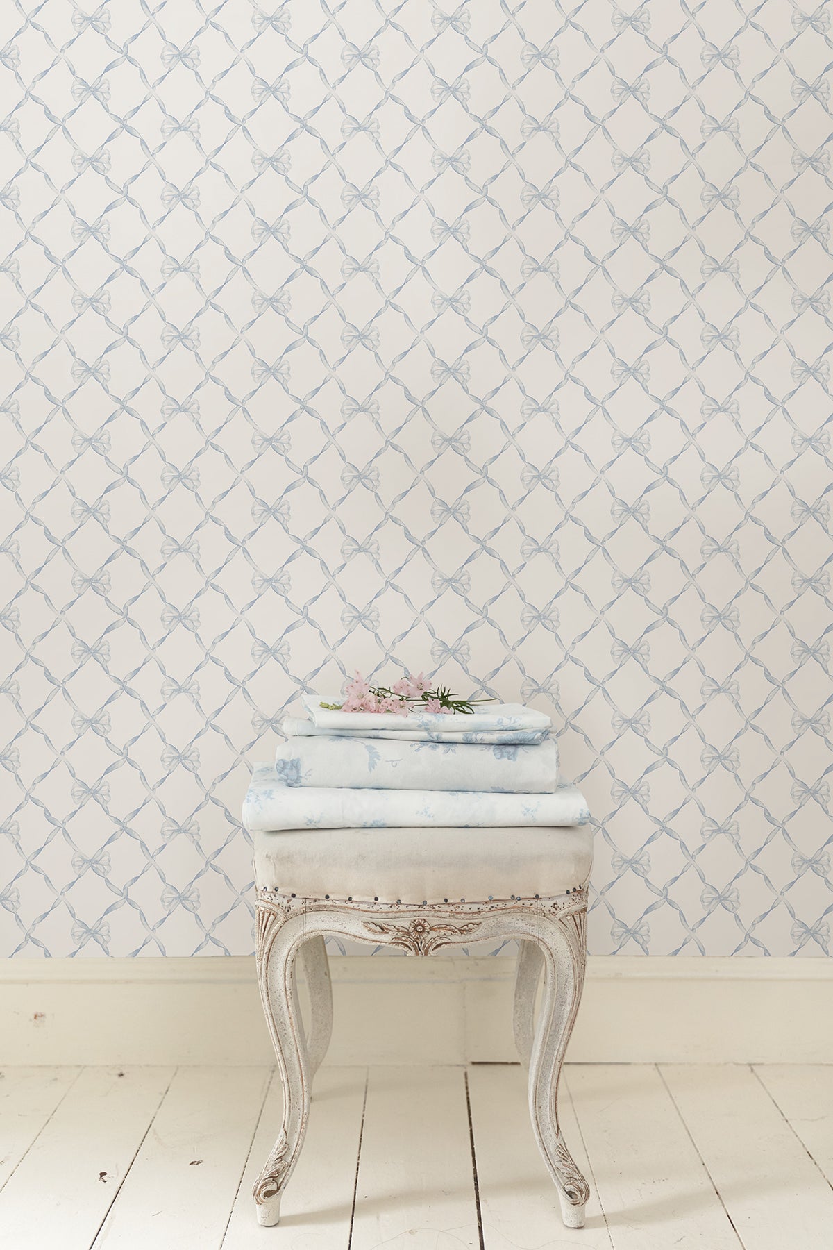Baby Bow P&S Wallpaper in a room setting