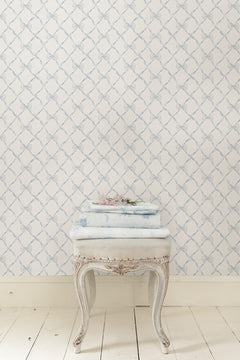 Baby Bow P&S Wallpaper in a room setting