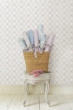 Baby Bow P&S Wallpaper in a room setting