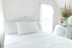 Baby Bow P&S Wallpaper in a room setting