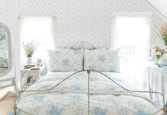 Baby Bow P&S Wallpaper in a room setting