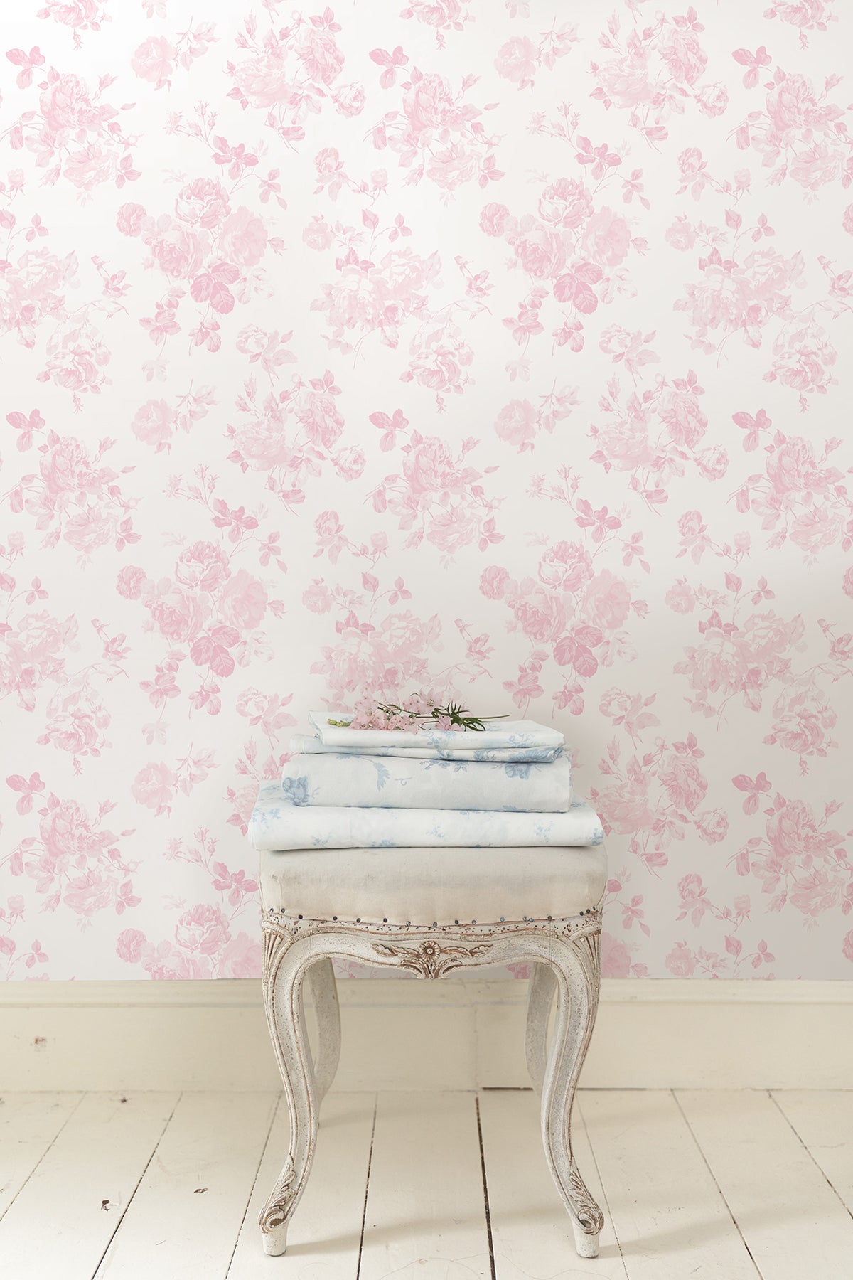 Everblooming Rosettes P&S Wallpaper in a room setting
