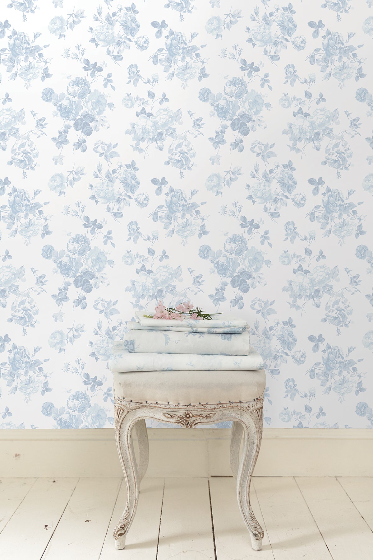 Everblooming Rosettes P&S Wallpaper in a room setting