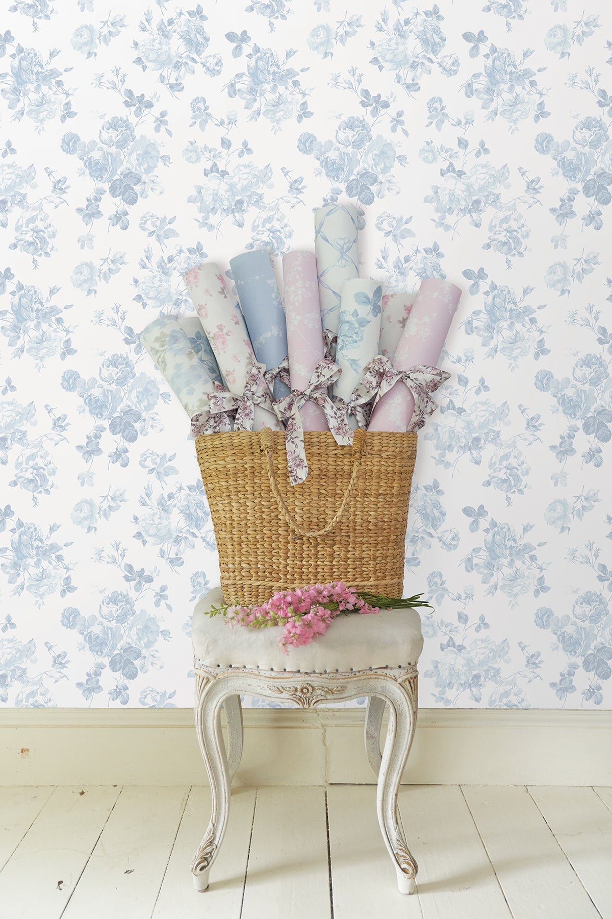 Everblooming Rosettes P&S Wallpaper in a room setting