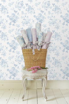 Everblooming Rosettes P&S Wallpaper in a room setting