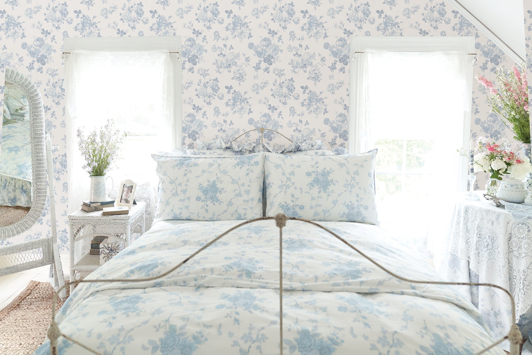 Everblooming Rosettes P&S Wallpaper in a room setting