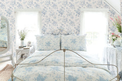Everblooming Rosettes P&S Wallpaper in a room setting