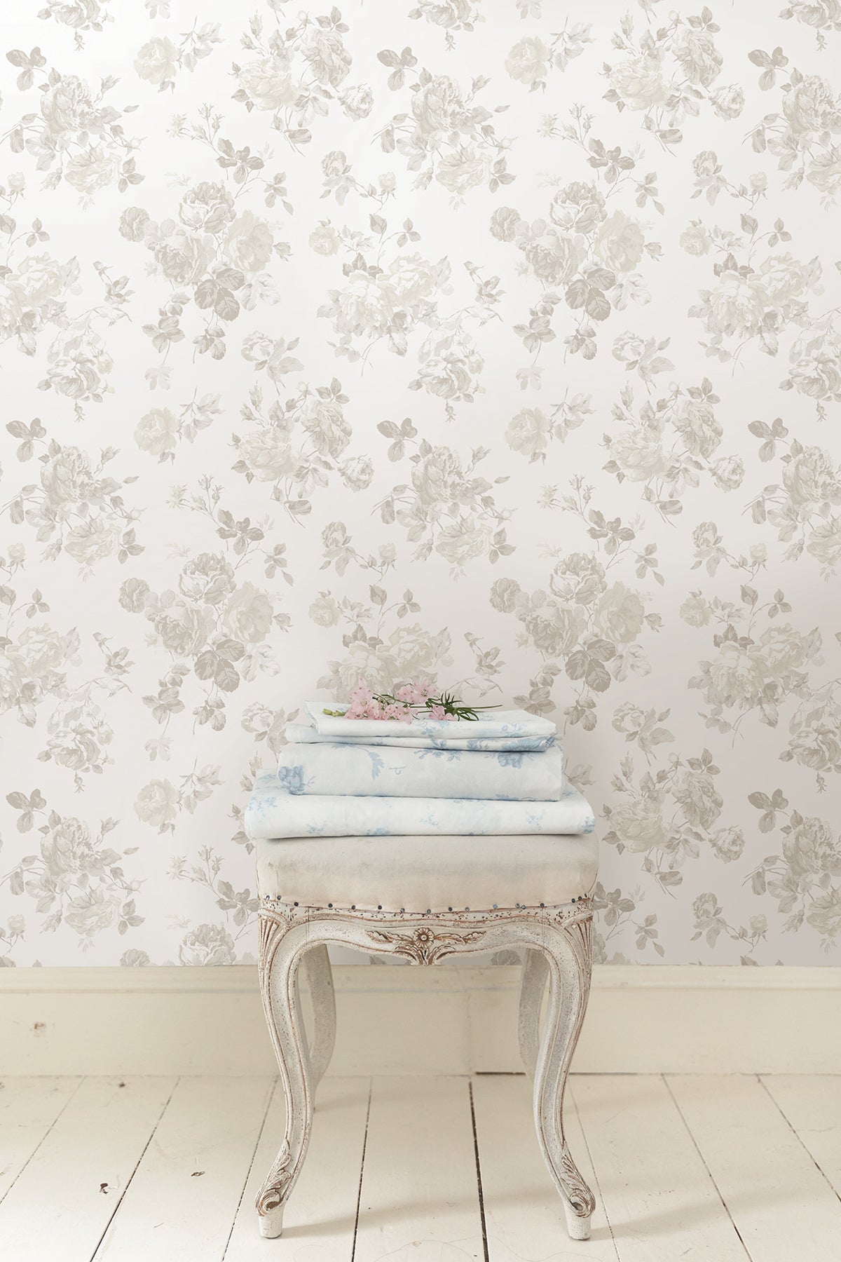 Everblooming Rosettes P&S Wallpaper in a room setting