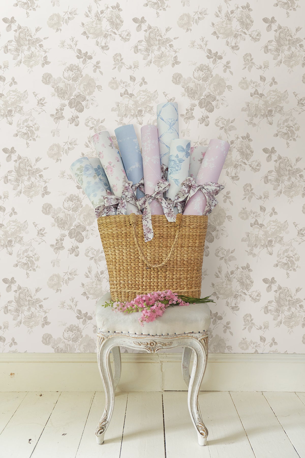 Everblooming Rosettes P&S Wallpaper in a room setting