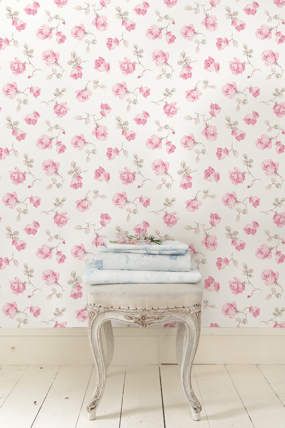 Ribbon Rosa P&S Wallpaper in a room setting