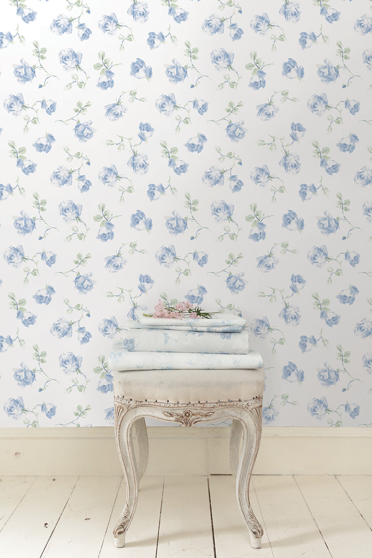 Ribbon Rosa P&S Wallpaper in a room setting