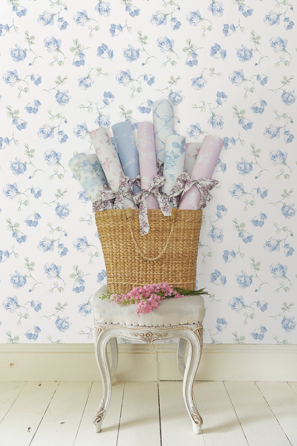 Ribbon Rosa P&S Wallpaper in a room setting