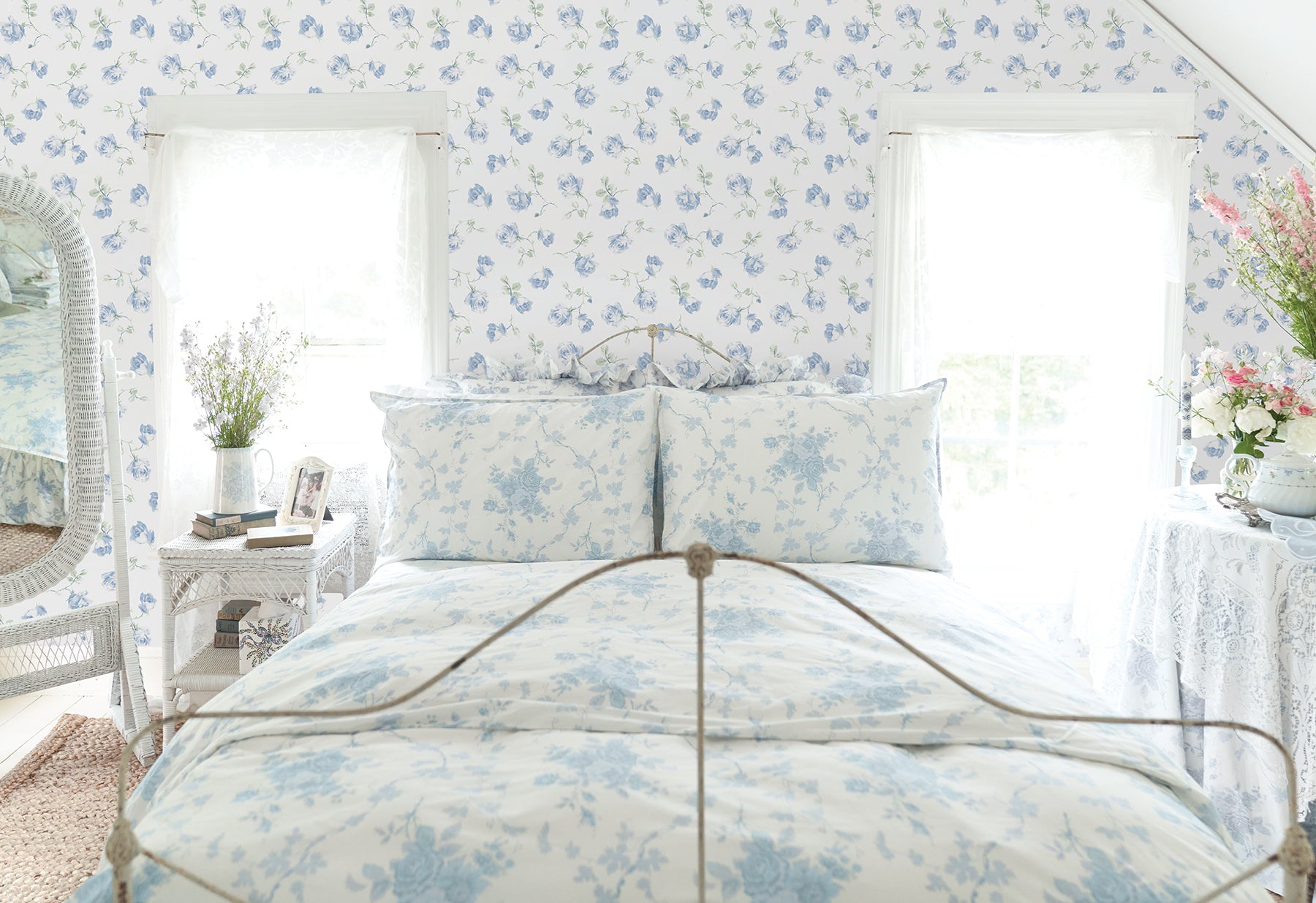 Ribbon Rosa P&S Wallpaper in a room setting