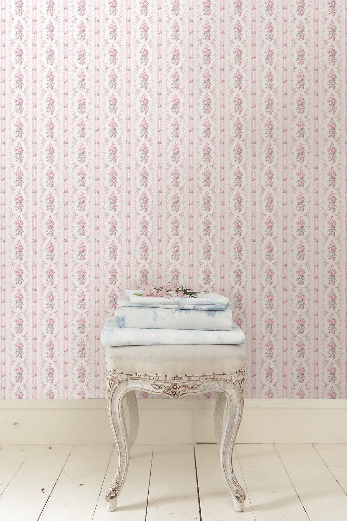 Dreamy Days P&S Wallpaper in a room setting