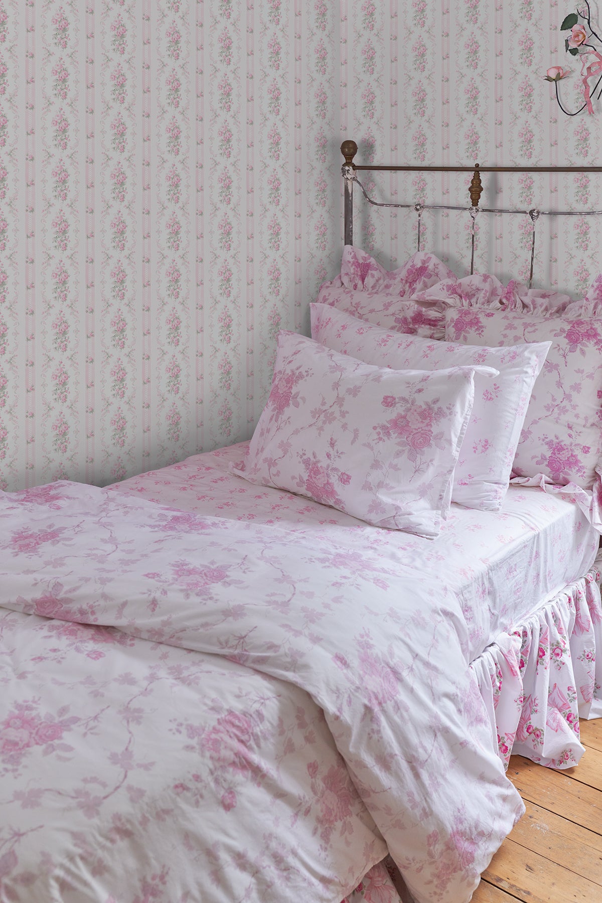 Dreamy Days P&S Wallpaper in a room setting