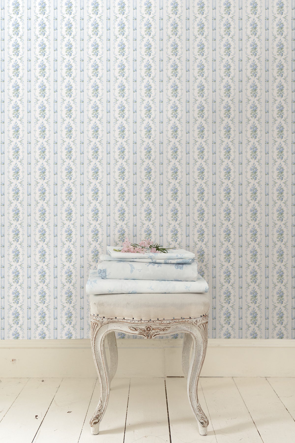 Dreamy Days P&S Wallpaper in a room setting