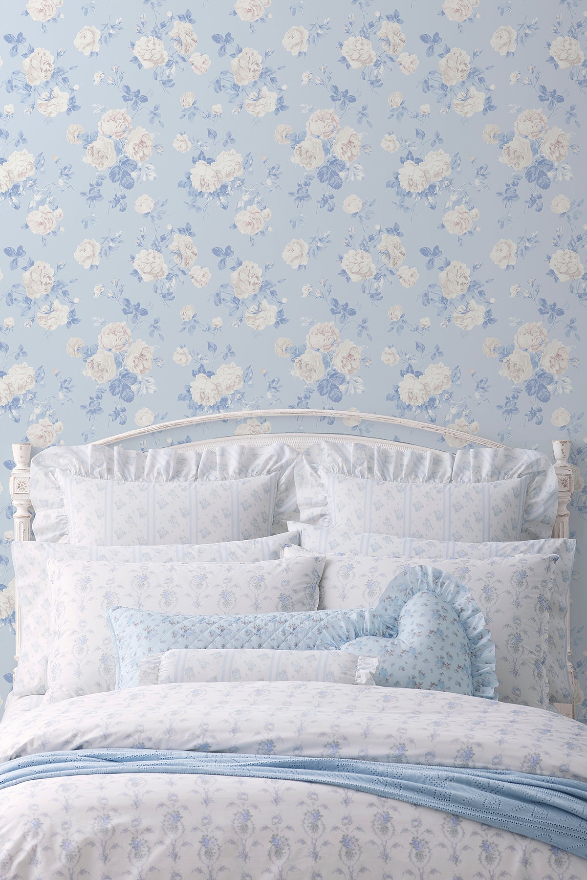 Everblooming Rosettes P&S Wallpaper in a room setting