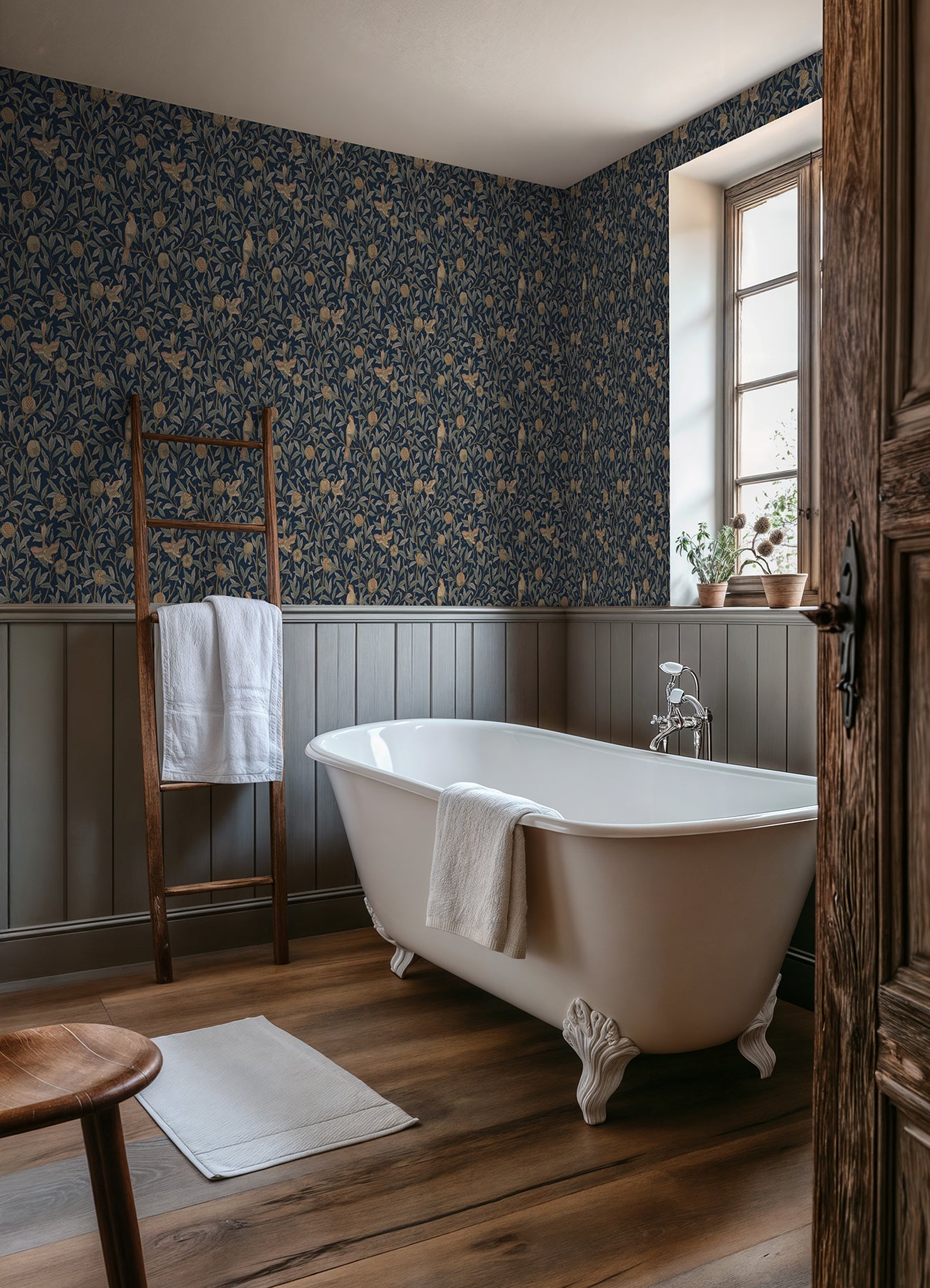 Bird and Pomegranate P&S Wallpaper in a room setting