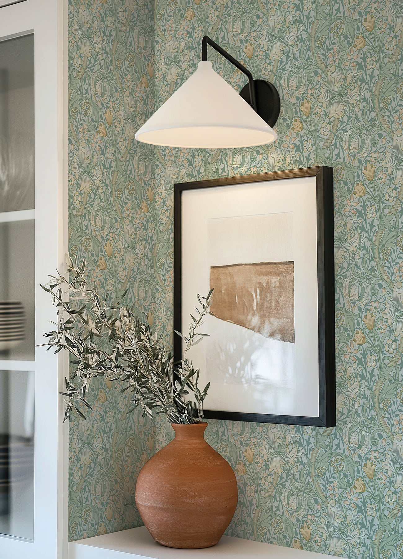 Golden Lily P&S Wallpaper in a room setting