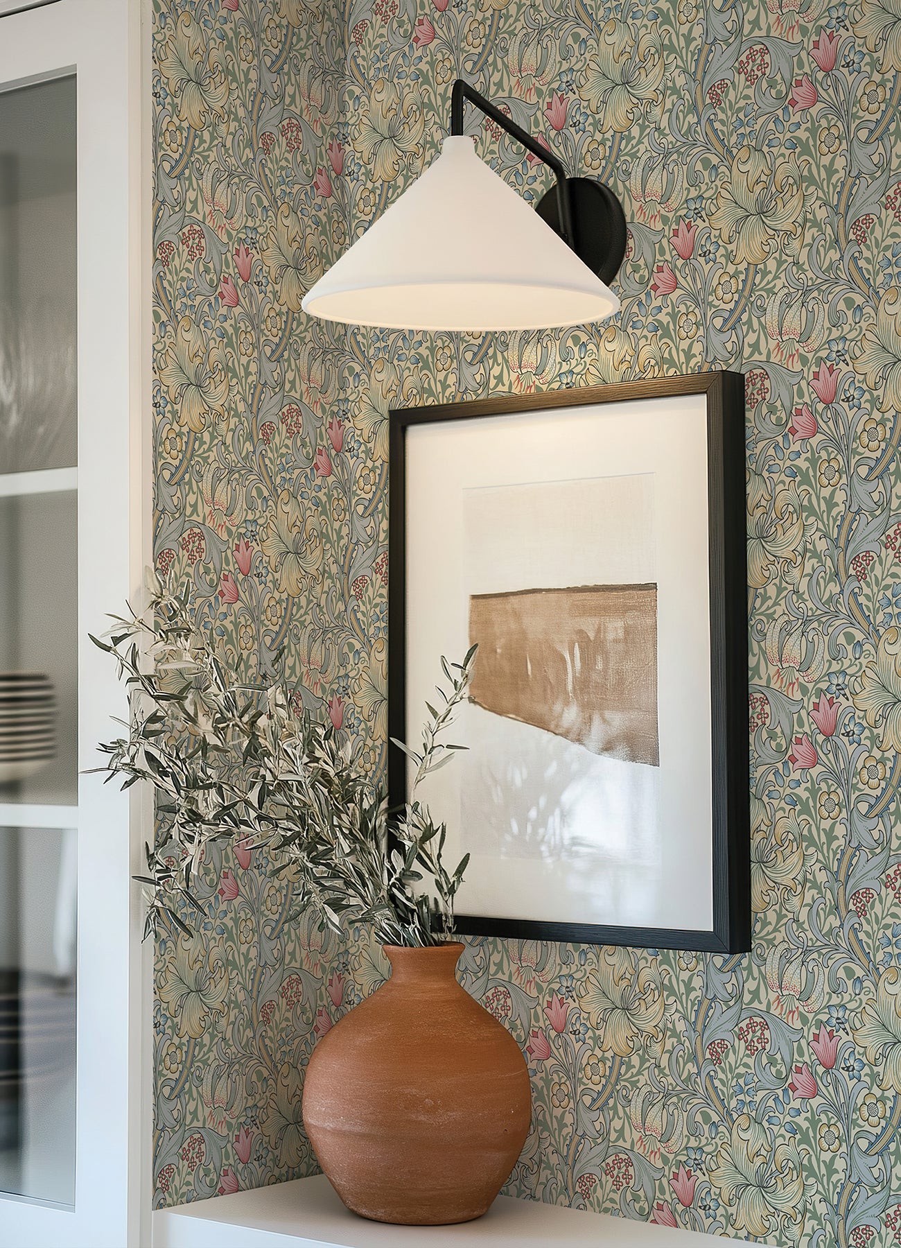 Golden Lily P&S Wallpaper in a room setting