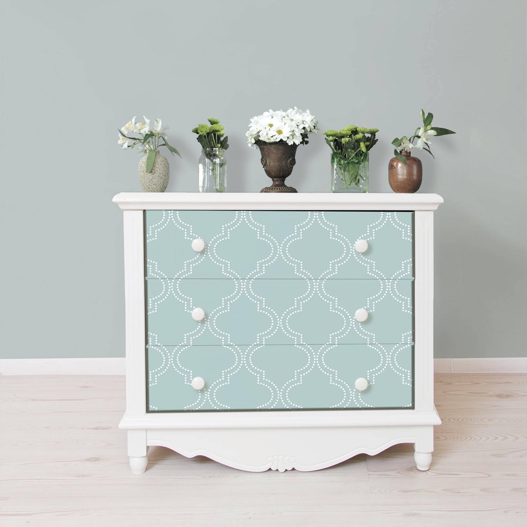 Quatrefoil P&S Wallpaper in a room setting