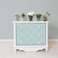 Quatrefoil P&S Wallpaper in a room setting