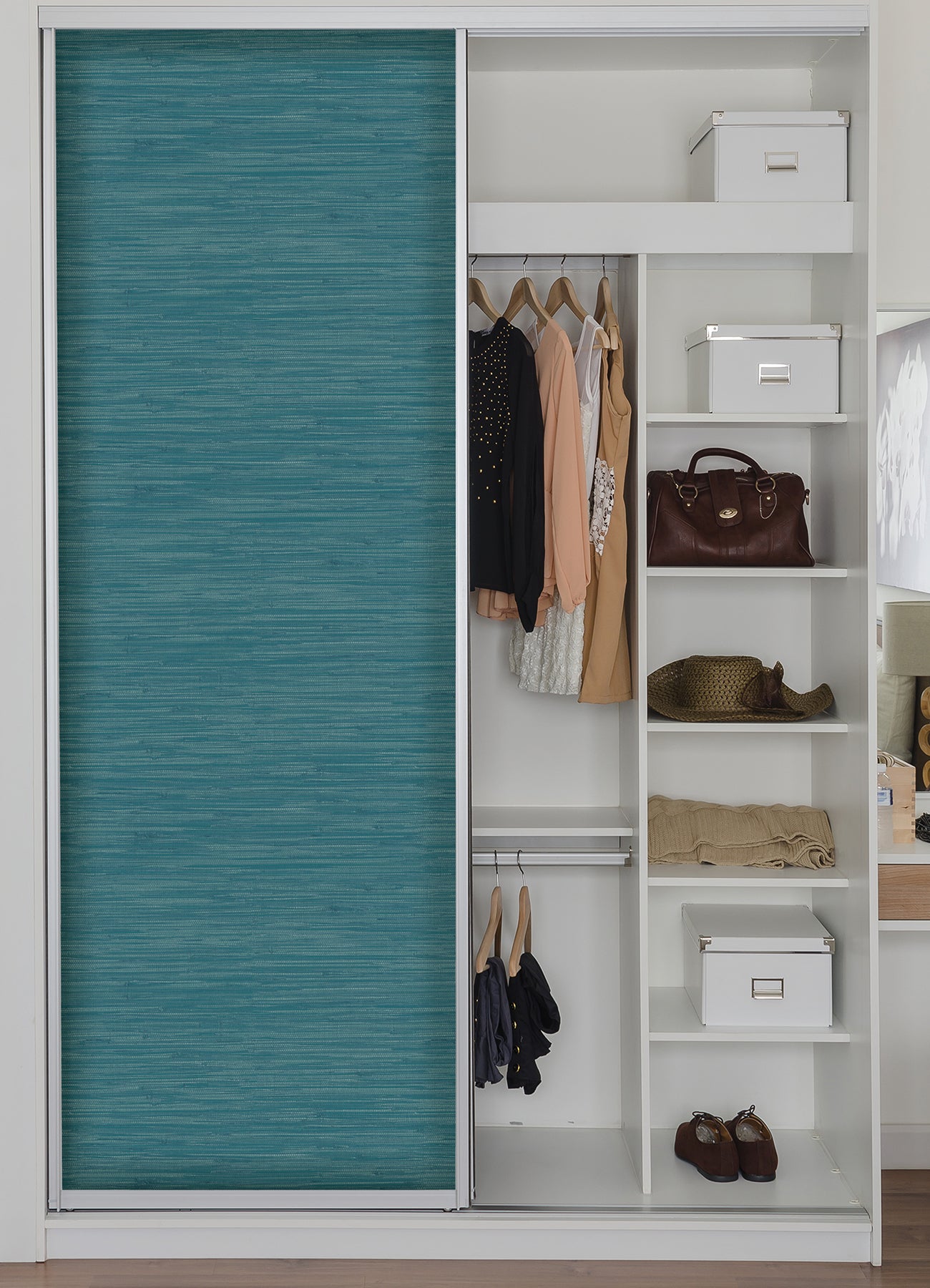 Grassweave P&S Wallpaper in a room setting