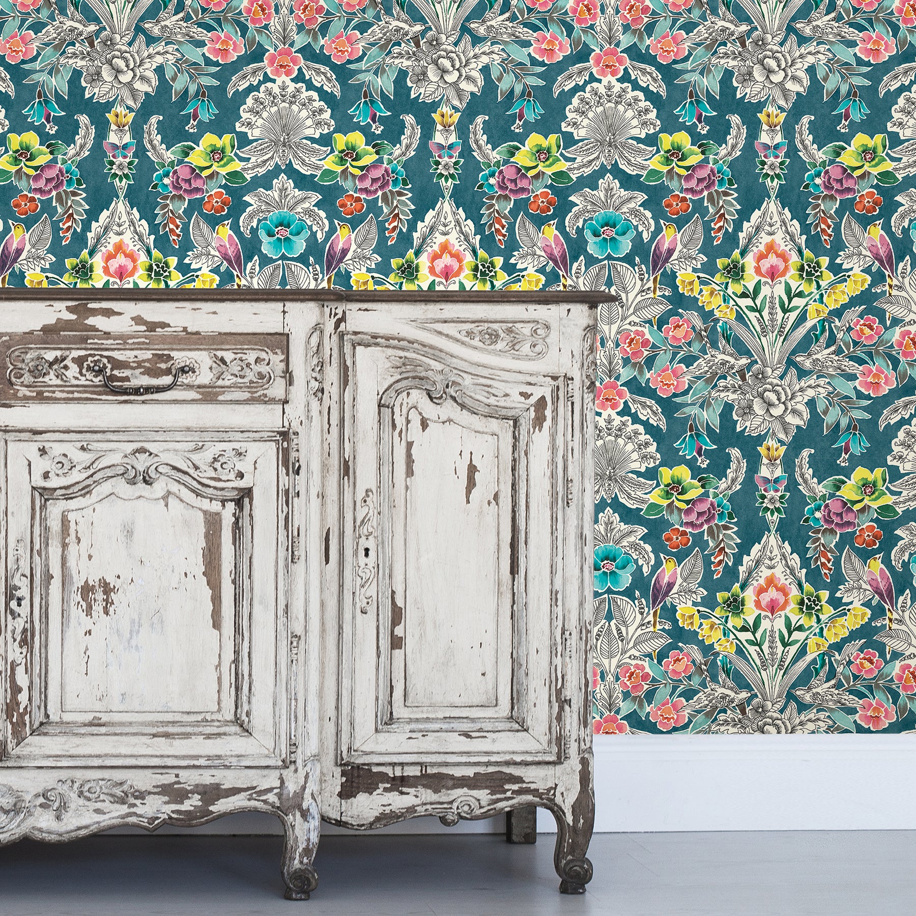 Summer Love P&S Wallpaper in a room setting