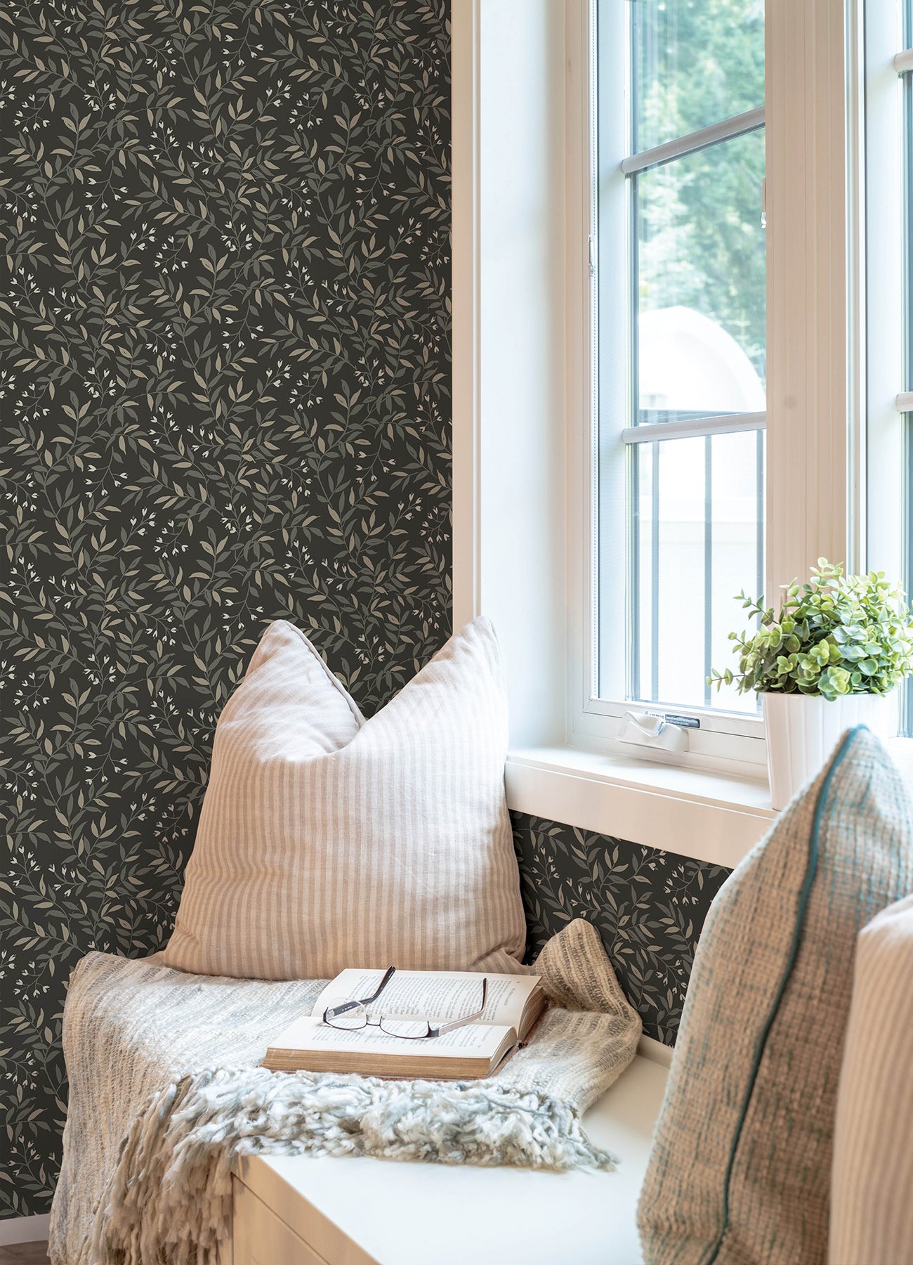Olivia P&S Wallpaper in a room setting