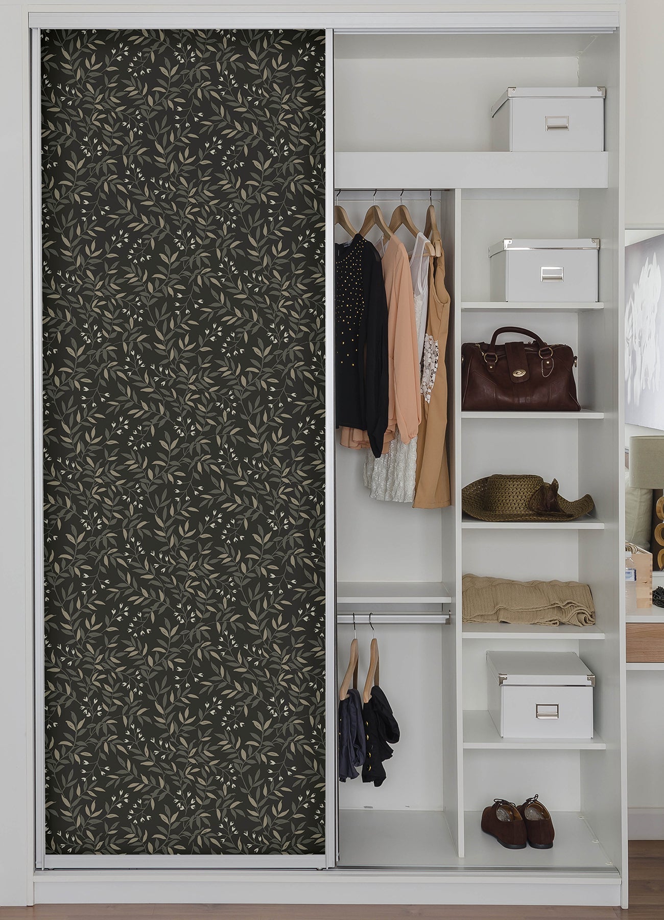 Olivia P&S Wallpaper in a room setting