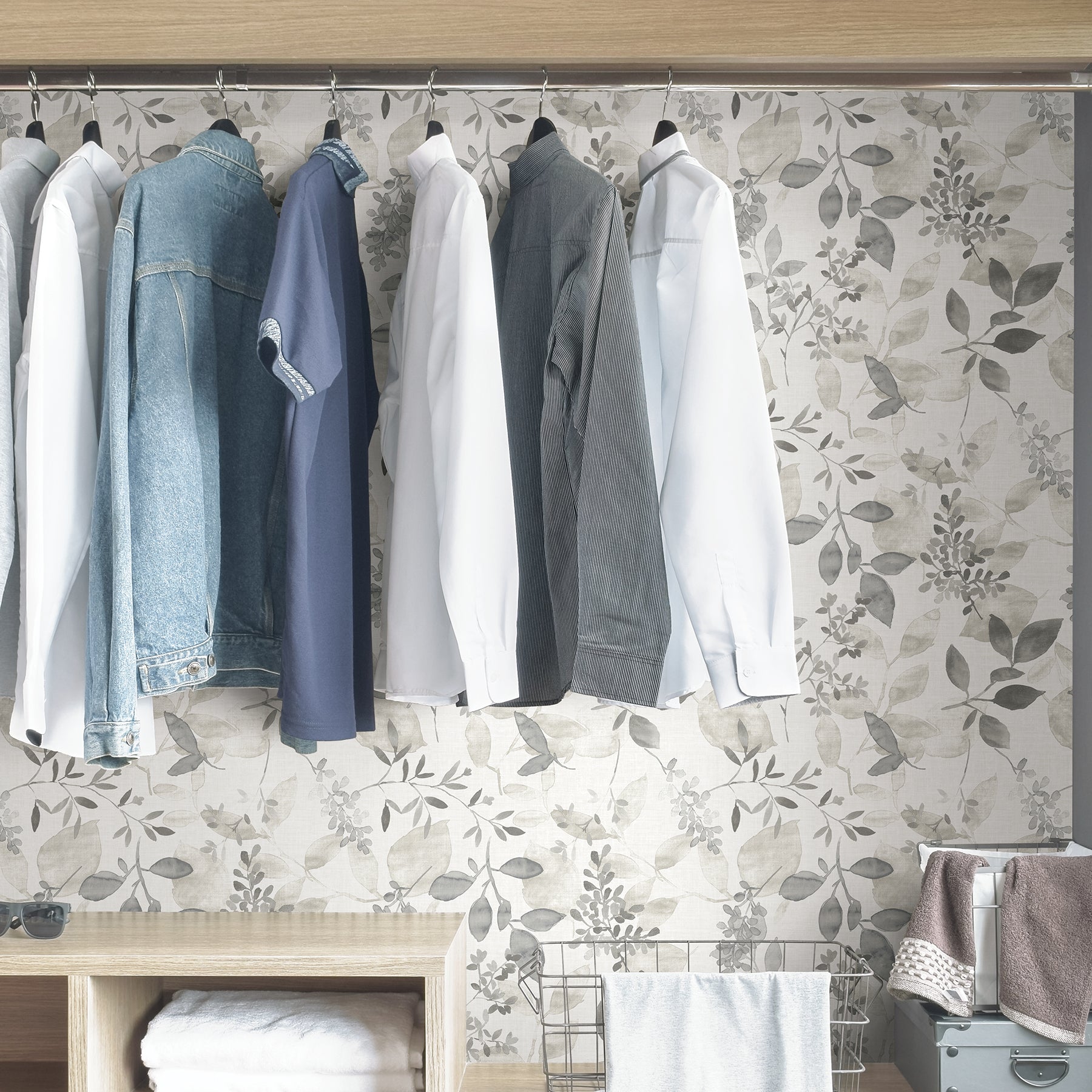 Breezy P&S Wallpaper in a room setting